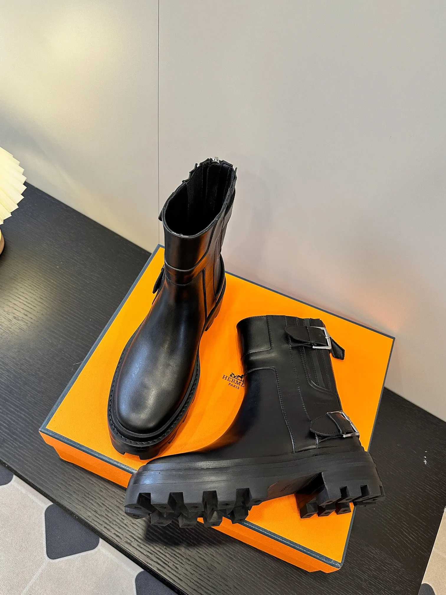 👟👟Ex-factory price 640👟👟 Top version H family 2024 autumn and winter new HERMES classic boots 🇨🇳 Naturally have unique craftsmanship and quality. The leather of this boot is all imported and customized, and the inner material is also imported custom cowhide 🗯️Easy to wear and comfortable, a must-have autumn and winter style that looks good with everything, and the style lasts no matter how you wear it ♥️ Upper: first-layer cowhide Lining: Sheepskin lining Outsole: Rubber bottom Size: Female 35-39 (40 non-returnable and non-exchangeable)